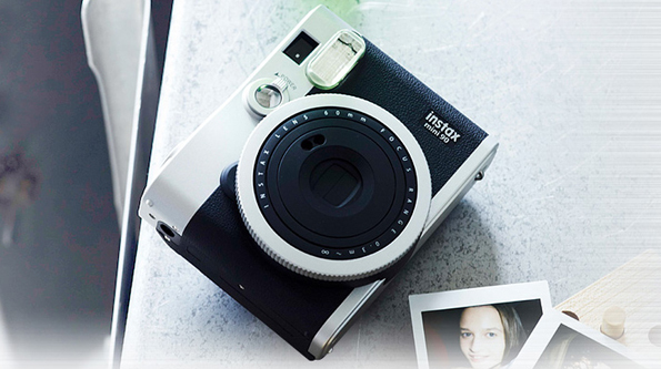 Камера Fujifilm Instax Mini 90 мгновенно распечатывает фотографии качественно и в стиле ретро.