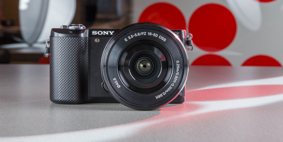 Что в коробке: беззеркальная камера Sony a5000