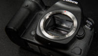 В подарок к корпусу Canon EOS 5D Mark IV  быстрая карта памяти