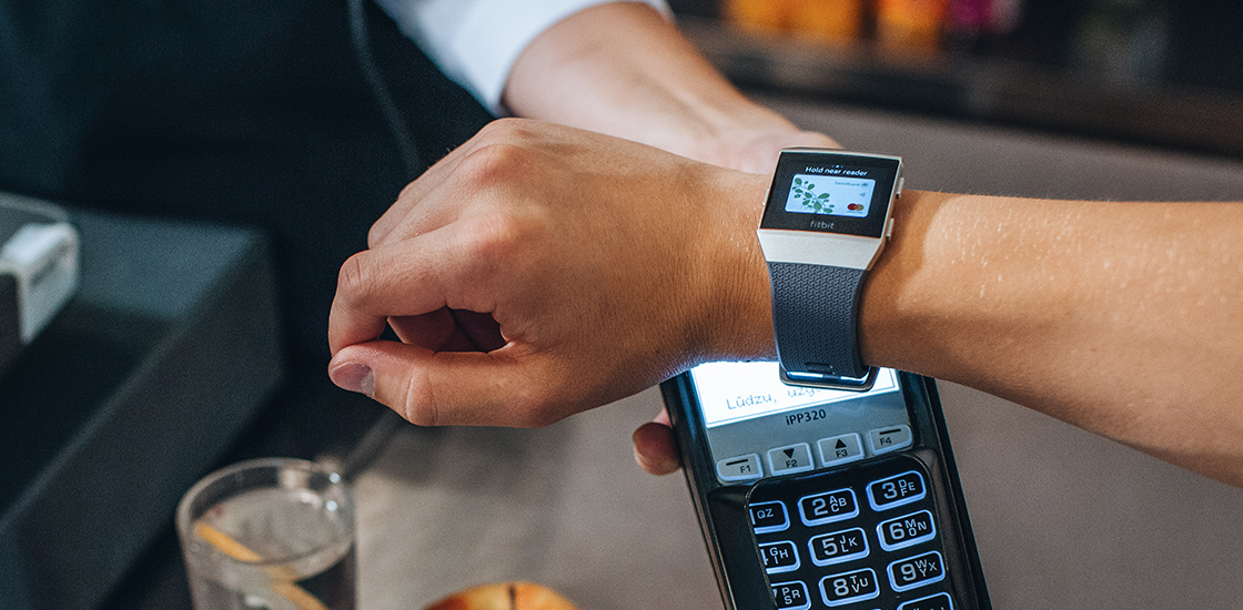 Банк на вашем запястье - используйте для платежей смарт-часы Fitbit