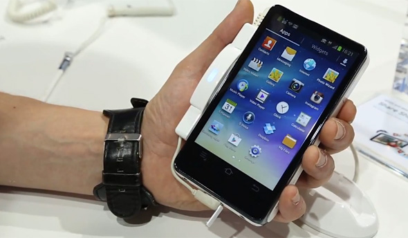 Käed küljes: Androidiga kompaktkaamera Samsung Galaxy Camera Photokina fotomessil