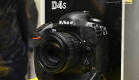 Nikoni teatab profiklassi peegelkaamera D4s arendamisest. Näitab prototüüpversiooni 