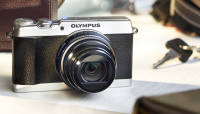 Olympus SH-1 on stiilse välimuse ja 24x suumiga kompaktkaamera