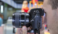Samsunx NX1 hübriidkaameral käed küljes Photokina fotomessil
