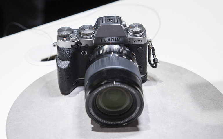Fujifilm X-T1 Graphite Silver Edition käed küljes Photokina fotomessil