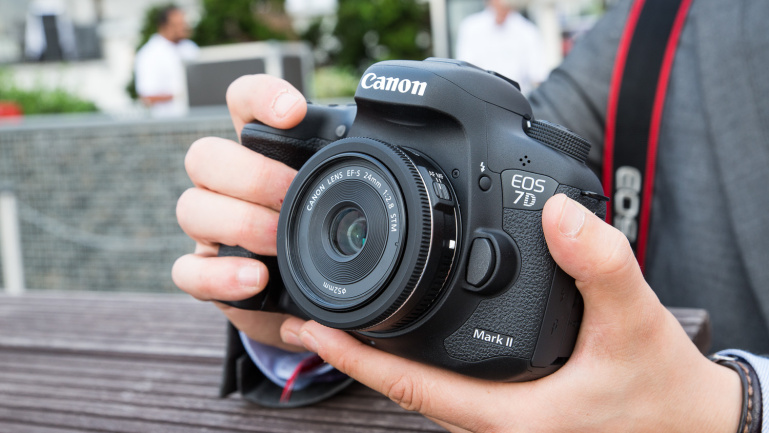 Canoni kompaktne 24mm f/2.8 pannkookobjektiiv Photokina 2014 fotomessil