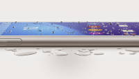 Sony Xperia M4 Aqua on veekindel ja palja Micro USB pesaga