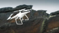 DJI Phantom 4 droon suudab sõita iseseisvalt ja vältida takistusi