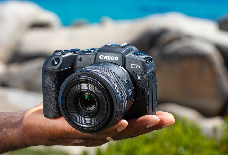 Canon EOS RP täiskaadersensoriga hübriidkaamera on pisem ja soodsam