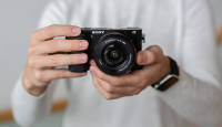 Karbist välja: Sony a6100 hübriidkaamera koos 16-50mm komplektobjektiiviga