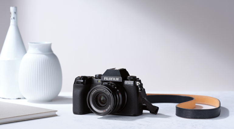 Fujifilm X-S10 on uus taskukohane, väike ja võimekas hübriidkaamera