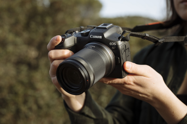 Canon EOS R7 on väike ja kiire APS-C sensoriga hübriidkaamera
