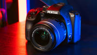 Pentax KF peegelkaamera ostul saad kingituseks valgusjõulise fiksobjektiivi