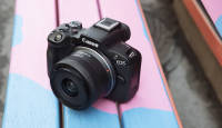 Canon EOS R50 on sisuloojatele juba tuttav, aga väärt uuendustega hübriidkaamera