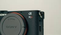 Sony a7CR on väga kompaktne 61-megapiksline täiskaader hübriidkaamera