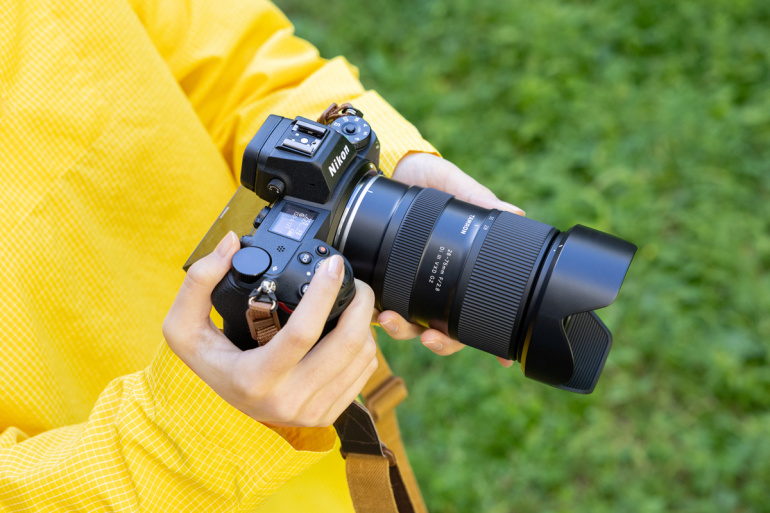 Eeltelli Nikon Z-hübriidkaamera ette Tamron 28-75mm f/2.8 Di III VXD G2