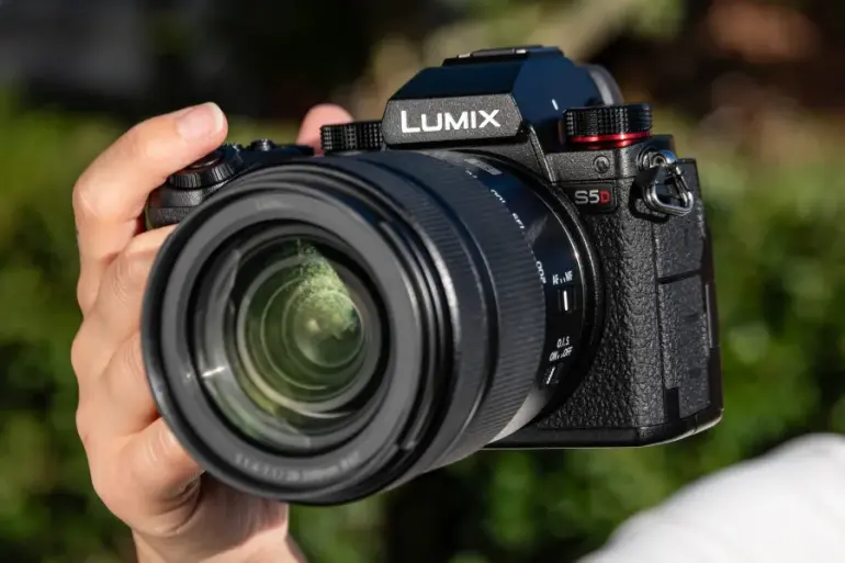 Panasonic Lumix S5D on DJI toodetega ühilduv täiskaader hübriidkaamera