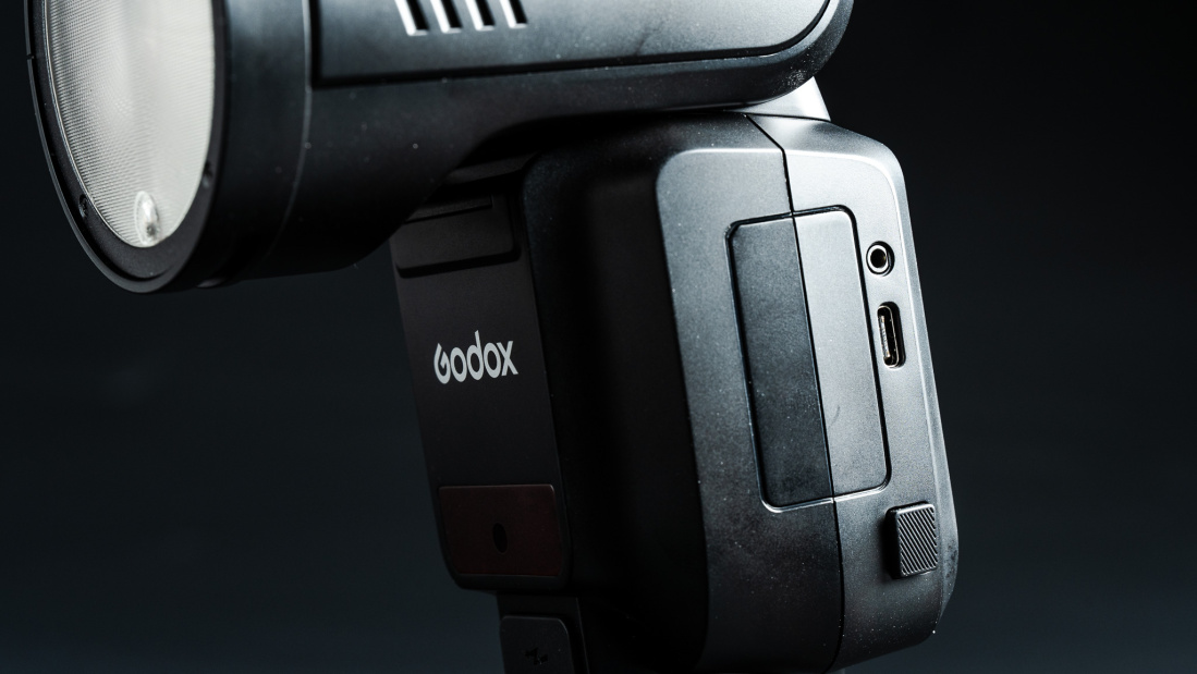 Godox V100